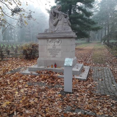 Pomnik_Jeńców-Serbskich_na-Starym_Cmentarzu_Jenieckim-w-Łambinowicach